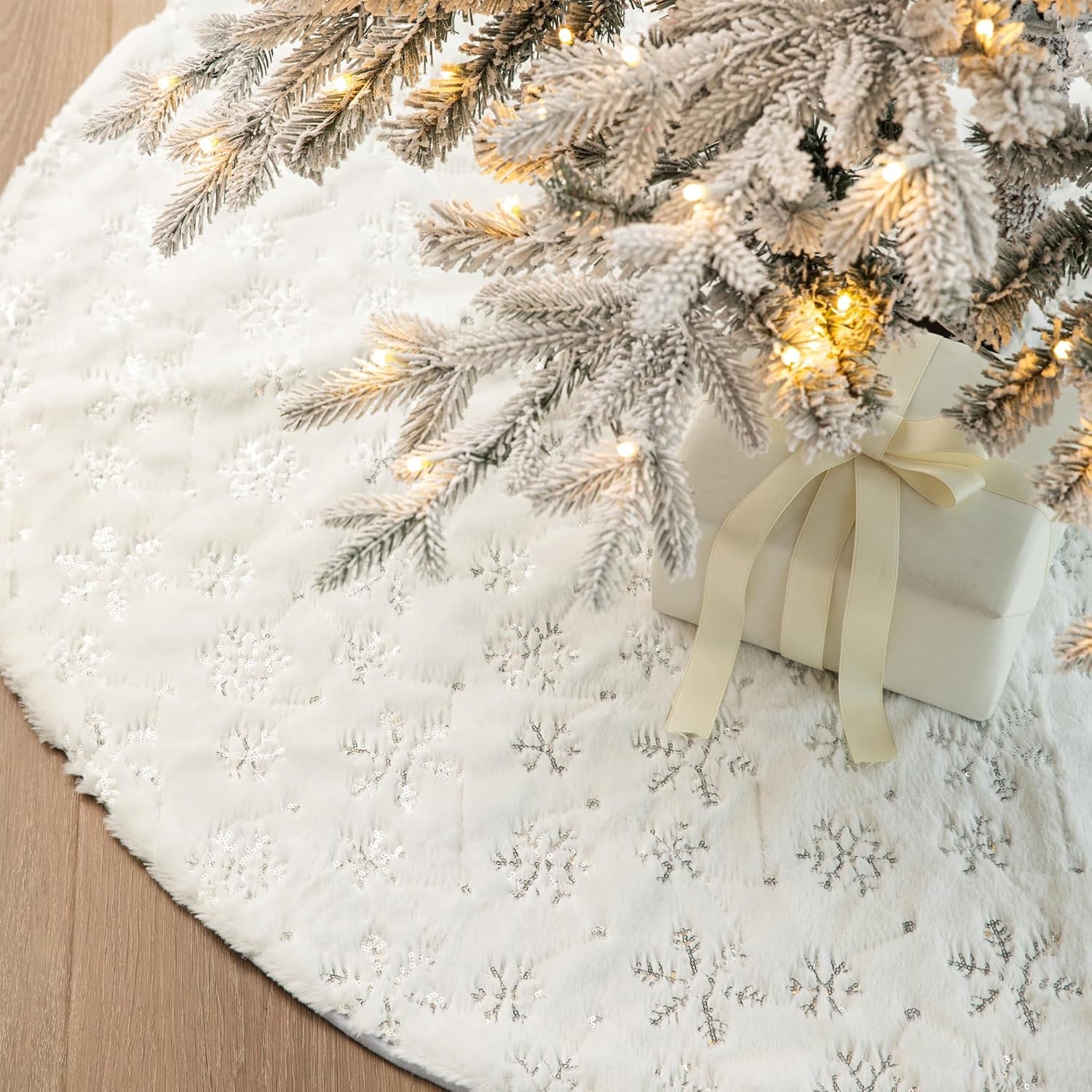 48" D White Plush Christmas Tree Skirt with Snowflake,Xmas Tree Ornaments Skirt for Holiday Christmas Party Home Decorations